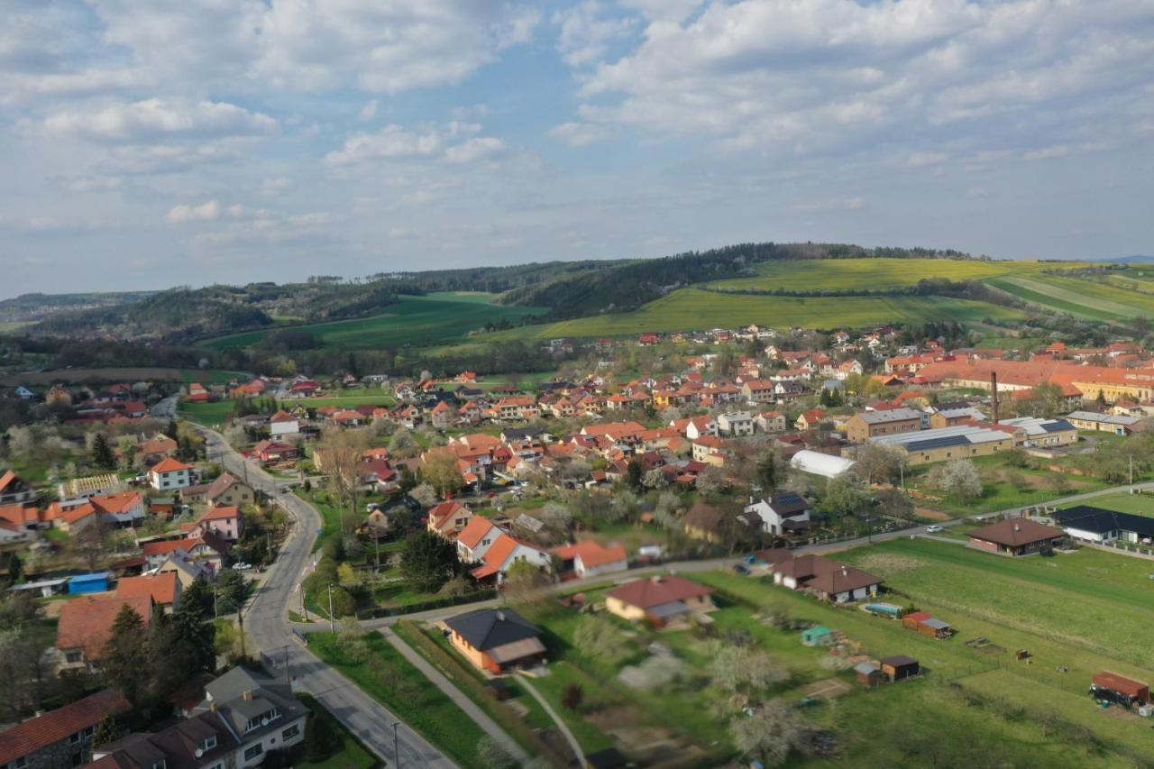 Penzion Renesance Drnovice  Buitenkant foto